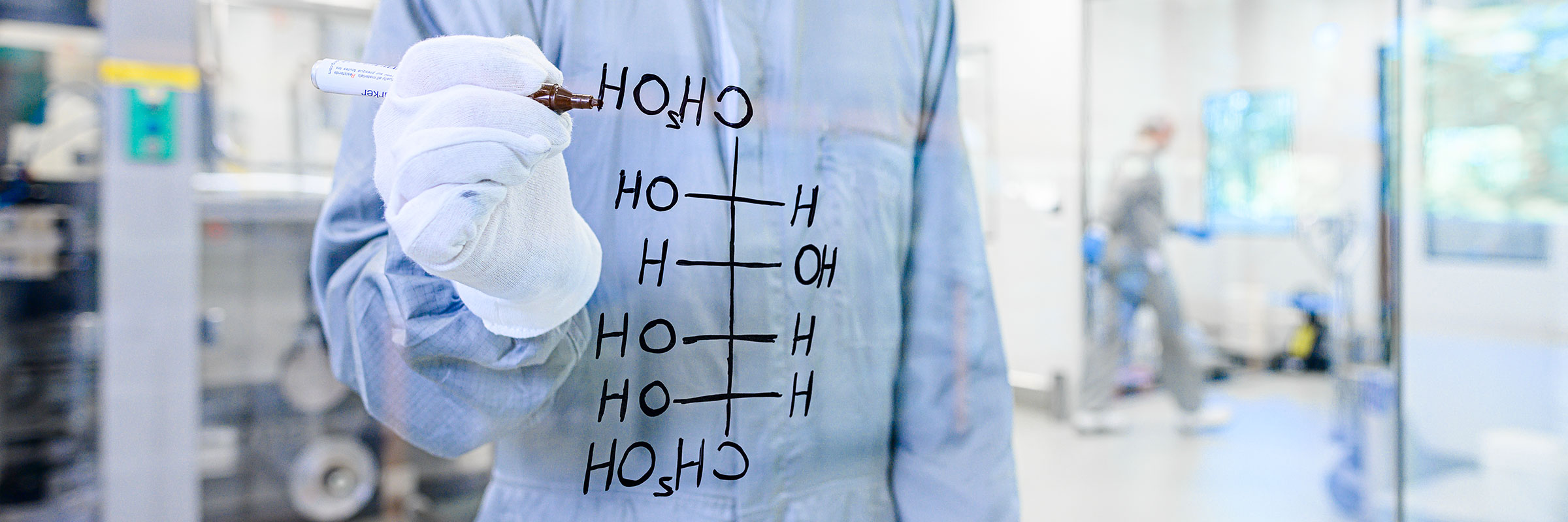 Das Element Sorbitol in seiner Struktur an der Glaswand im Bereich Verpackung der Domaco. Wir forschen für neue Produkte.